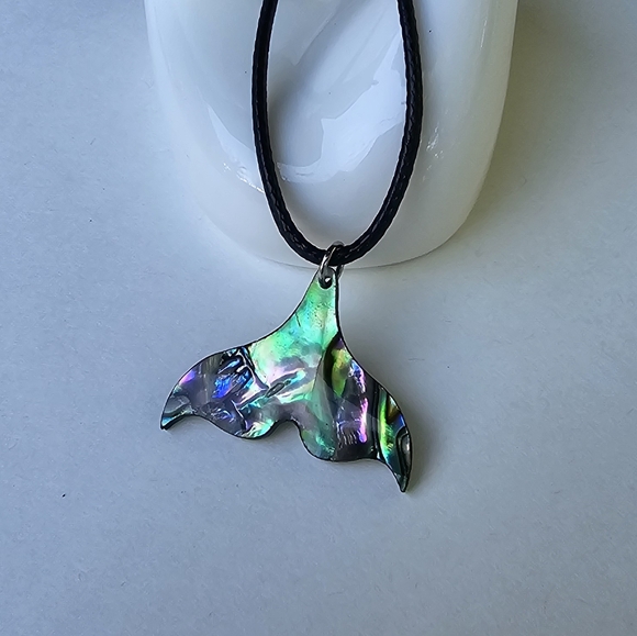 🐳 Abalone Shell Mermaid Fin Necklace - Picture 6 of 7